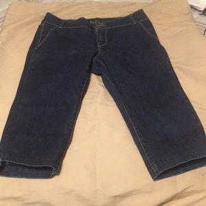 Woman size 6 Capri pants